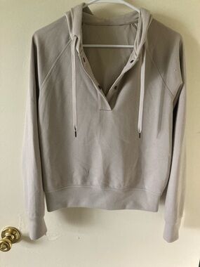 Women’s Snap-Front Hooded Pullover Sweatshirt in Light Taupe